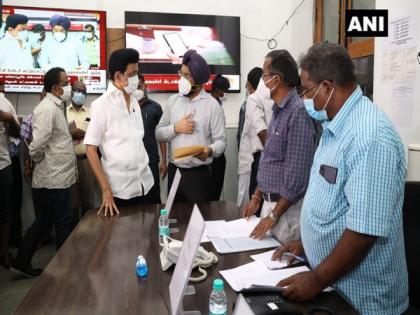 Tamil Nadu CM visits flood control room of Chennai to review rainfall situation | Tamil Nadu CM visits flood control room of Chennai to review rainfall situation