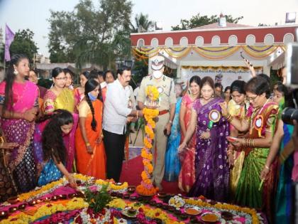 Over 1,000 women police personnel celebrated Bathukamma festival in Hyderabad | Over 1,000 women police personnel celebrated Bathukamma festival in Hyderabad