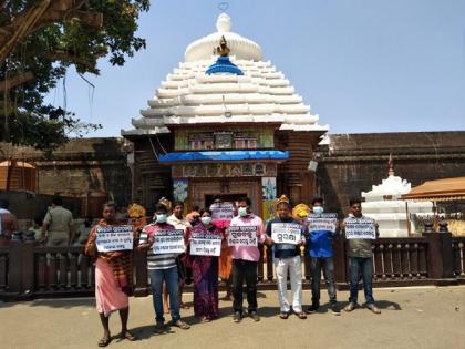 Lingaraj Temple launches awareness drive to contain COVID-19 in Bhubaneswar | Lingaraj Temple launches awareness drive to contain COVID-19 in Bhubaneswar Lingaraj Temple launches awareness drive to contain COVID-19 in Bhubaneswar | Lingaraj Temple launches awareness drive to contain COVID-19 in Bhubaneswar