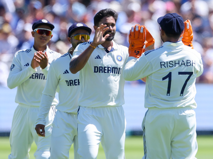 3rd Test: Pant receiving treatment at the moment after being hit on left index finger, says BCCI | 3rd Test: Pant receiving treatment at the moment after being hit on left index finger, says BCCI