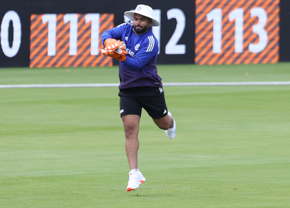3rd Test: Jurel steps up as wicketkeeper after Pant goes off the field due to left finger injury | 3rd Test: Jurel steps up as wicketkeeper after Pant goes off the field due to left finger injury