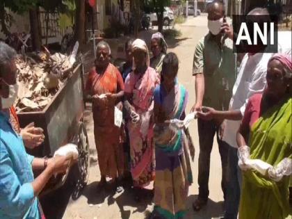 COVID-19: Textile store owner in Madurai distributes 8,000 cotton masks to poor people, cop | COVID-19: Textile store owner in Madurai distributes 8,000 cotton masks to poor people, cop