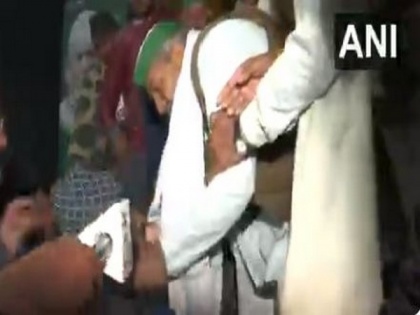 BKU spokesperson Rakesh Tikait slaps person at Ghazipur border | BKU spokesperson Rakesh Tikait slaps person at Ghazipur border