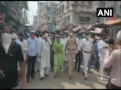 Flouting lockdown guidelines, Police and local TMC leaders organise rally in WB's Howrah | Flouting lockdown guidelines, Police and local TMC leaders organise rally in WB's Howrah