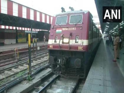 Special train carrying 800 migrant workers arrives at Lucknow | Special train carrying 800 migrant workers arrives at Lucknow