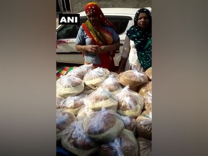 Transgenders distribute ration packets, cash among needy in Godhra | Transgenders distribute ration packets, cash among needy in Godhra