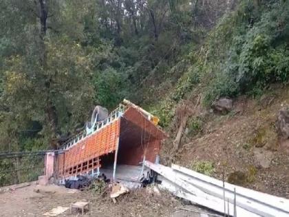 Truck overturns, falls on roof of house, injures three inhabitants in Himachal Pradesh | Truck overturns, falls on roof of house, injures three inhabitants in Himachal Pradesh Truck overturns, falls on roof of house, injures three inhabitants in Himachal Pradesh | Truck overturns, falls on roof of house, injures three inhabitants in Himachal Pradesh