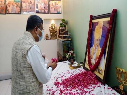 Dharmendra Pradhan pays tribute to Kalyan Singh, visits his home in Aligarh | Dharmendra Pradhan pays tribute to Kalyan Singh, visits his home in Aligarh