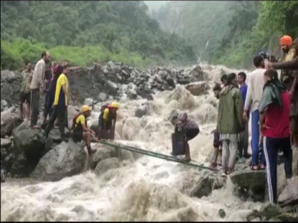 Uttarakhand: SDRF team rescues villagers in Vikasnagar | Uttarakhand: SDRF team rescues villagers in Vikasnagar