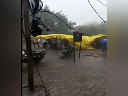 People enjoy 'baraat' under tarpaulin cover amid heavy rainfall, viral video win hearts | People enjoy 'baraat' under tarpaulin cover amid heavy rainfall, viral video win hearts