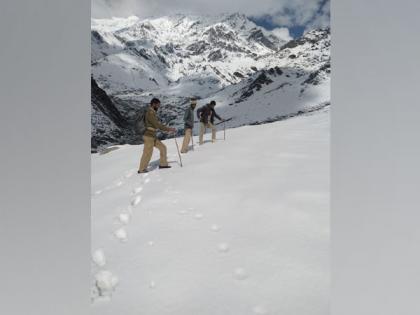 Reasi Police reach Gogra to rescue nomads stuck in snowbound area | Reasi Police reach Gogra to rescue nomads stuck in snowbound area