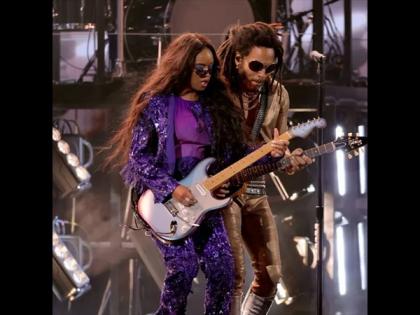 H.E.R. rocks out 2022 Grammys stage as she performs with Lenny Kravitz, Travis Barker | H.E.R. rocks out 2022 Grammys stage as she performs with Lenny Kravitz, Travis Barker