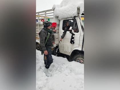 Indian Army comes to rescue of people stranded due to heavy snowfall in J-K | Indian Army comes to rescue of people stranded due to heavy snowfall in J-K Indian Army comes to rescue of people stranded due to heavy snowfall in J-K | Indian Army comes to rescue of people stranded due to heavy snowfall in J-K