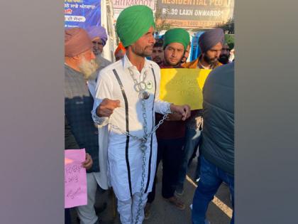 Farmer chains himself to mark protest against agriculture laws at Singhu border | Farmer chains himself to mark protest against agriculture laws at Singhu border Farmer chains himself to mark protest against agriculture laws at Singhu border | Farmer chains himself to mark protest against agriculture laws at Singhu border