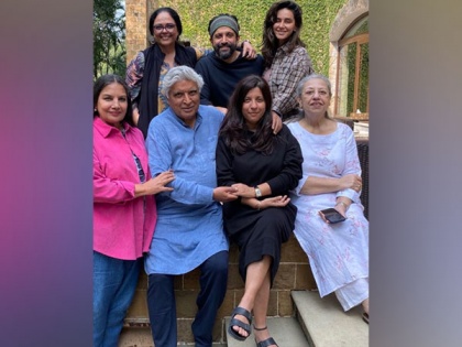 Shabana Azmi shares 'family-sized' birthday wishes for Javed Akhtar | Shabana Azmi shares 'family-sized' birthday wishes for Javed Akhtar