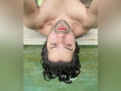 'Ab mujhe raat din, Vaccine ka intezaar hain,' says Varun Dhawan as he shares shirtless selfie | 'Ab mujhe raat din, Vaccine ka intezaar hain,' says Varun Dhawan as he shares shirtless selfie