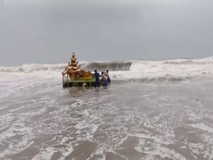 Mysterious gold-coloured chariot washes ashore in Andhra's Srikakulam | Mysterious gold-coloured chariot washes ashore in Andhra's Srikakulam