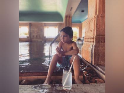 Kareena Kapoor Khan snaps Taimur chilling by pool | Kareena Kapoor Khan snaps Taimur chilling by pool