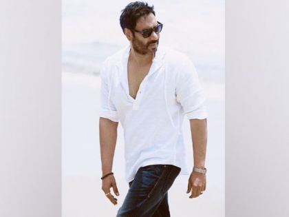 Ajay Devgn wraps his film 'Runway 34' by actually eating a wrap | Ajay Devgn wraps his film 'Runway 34' by actually eating a wrap
