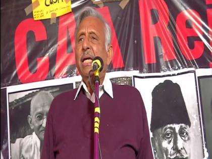 M Shankar Aiyar addresses protestors at Shaheen Bagh, makes contentious remarks | M Shankar Aiyar addresses protestors at Shaheen Bagh, makes contentious remarks