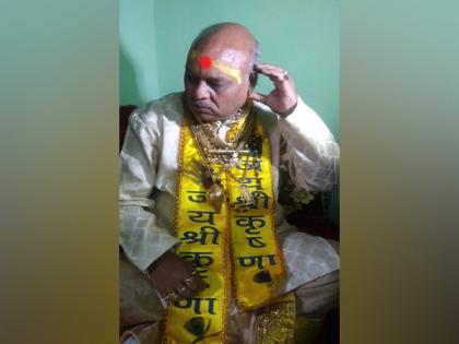 Decked in ornaments, 'Golden Baba' creates sensation in Kanpur | Decked in ornaments, 'Golden Baba' creates sensation in Kanpur Decked in ornaments, 'Golden Baba' creates sensation in Kanpur | Decked in ornaments, 'Golden Baba' creates sensation in Kanpur