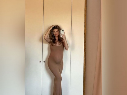 Rosie Huntington-Whiteley shows off baby bump as she nears due date | Rosie Huntington-Whiteley shows off baby bump as she nears due date
