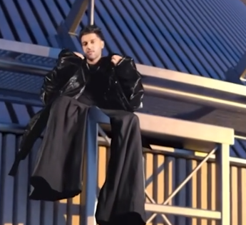Guru Randhawa spotted atop CN Tower in Canada for his next project | Guru Randhawa spotted atop CN Tower in Canada for his next project