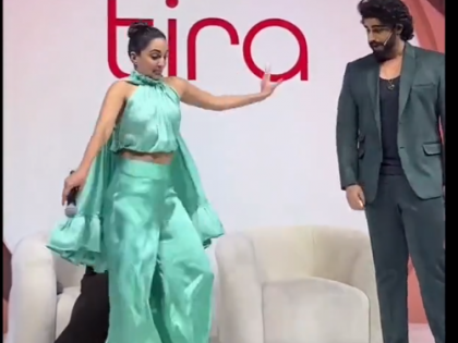 Kiara almost falls on Kareena's lap, Arjun Kapoor helps by holding her hand | Kiara almost falls on Kareena's lap, Arjun Kapoor helps by holding her hand Kiara almost falls on Kareena's lap, Arjun Kapoor helps by holding her hand | Kiara almost falls on Kareena's lap, Arjun Kapoor helps by holding her hand
