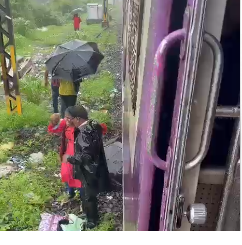 Shocker: Infant slips out of man’s arms, washed away in flooded Thane drain | Shocker: Infant slips out of man’s arms, washed away in flooded Thane drain Shocker: Infant slips out of man’s arms, washed away in flooded Thane drain | Shocker: Infant slips out of man’s arms, washed away in flooded Thane drain