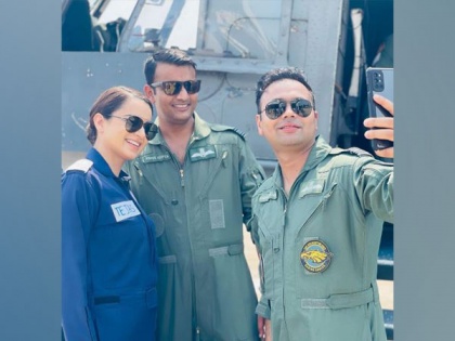Kangana Ranaut meets Air Force officers while shooting for 'Tejas' | Kangana Ranaut meets Air Force officers while shooting for 'Tejas'