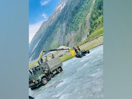 Indian Army rescues 4 people struck in Sindh River | Indian Army rescues 4 people struck in Sindh River Indian Army rescues 4 people struck in Sindh River | Indian Army rescues 4 people struck in Sindh River