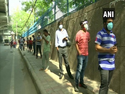 Long queue outside vaccination centres after Delhi commences inoculation for people b/w 18-44 years | Long queue outside vaccination centres after Delhi commences inoculation for people b/w 18-44 years