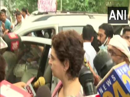 Police detain Priyanka Gandhi Vadra while on way to Agra, later allow 4 people to go | Police detain Priyanka Gandhi Vadra while on way to Agra, later allow 4 people to go