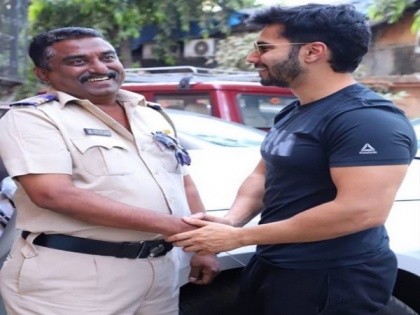 Varun Dhawan thanks police personnel for service during COVID-19 lockdown | Varun Dhawan thanks police personnel for service during COVID-19 lockdown