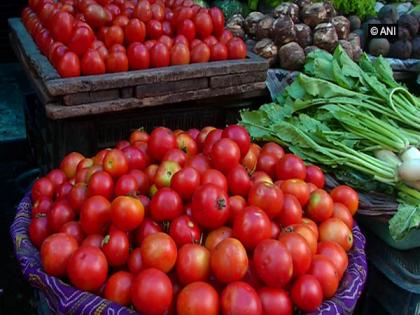 Amid lockdown, vegetables and fruits sold at lower prices in Delhi's Azadpur mandi | Amid lockdown, vegetables and fruits sold at lower prices in Delhi's Azadpur mandi