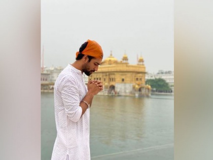 Vicky Kaushal seeks blessing at Golden temple ahead of second schedule of 'Sardar Udham Singh' | Vicky Kaushal seeks blessing at Golden temple ahead of second schedule of 'Sardar Udham Singh'