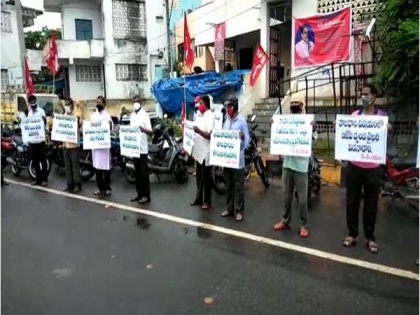 Andhra Pradesh: CPM holds protest opposing capital decentralisation Bills | Andhra Pradesh: CPM holds protest opposing capital decentralisation Bills