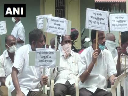 Andhra Lorry Owners' Association protests against fuel price hike | Andhra Lorry Owners' Association protests against fuel price hike