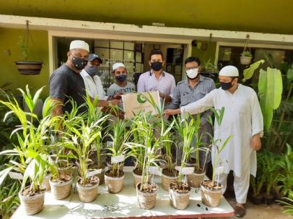 Greenman Viral Desai took the initiative to give a tree in Eidi | Greenman Viral Desai took the initiative to give a tree in Eidi