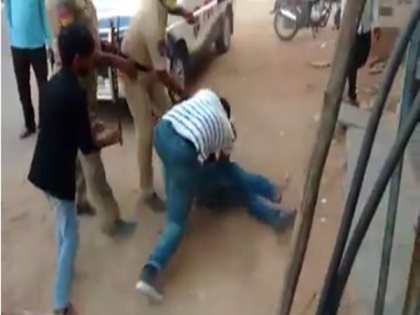 Telangana constable suspended for thrashing man | Telangana constable suspended for thrashing man