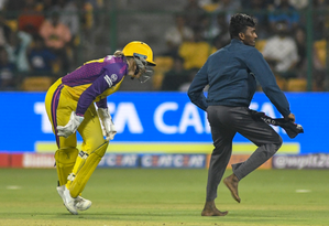 WPL 2024: Alyssa Healy tackles pitch invader during UP Warriorz-Mumbai Indians game | WPL 2024: Alyssa Healy tackles pitch invader during UP Warriorz-Mumbai Indians game