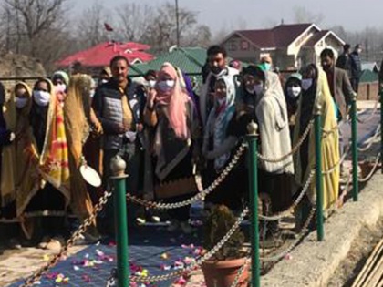 J-K: Foreign diplomats receive traditional welcome in Budgam | J-K: Foreign diplomats receive traditional welcome in Budgam