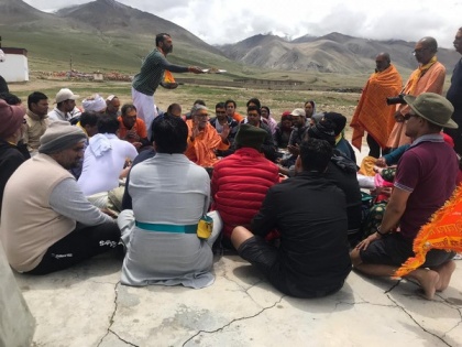 Kailash pilgrims perform hawan near Mansarovar lake | Kailash pilgrims perform hawan near Mansarovar lake