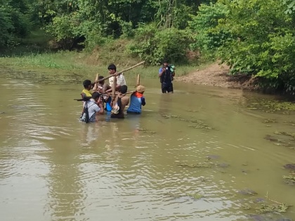 Chhattisgarh cops trek 12-km with injured Maoist on cot | Chhattisgarh cops trek 12-km with injured Maoist on cot