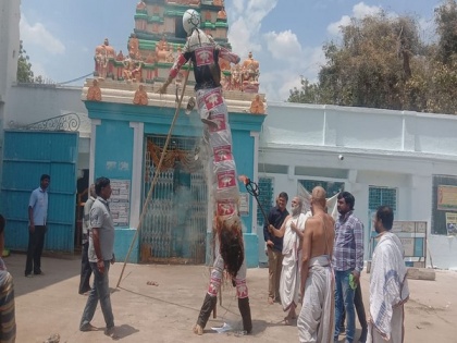 People celebrate hanging of Nirbhaya convicts, burn 'Repasura' effigy at Hyderabad temple | People celebrate hanging of Nirbhaya convicts, burn 'Repasura' effigy at Hyderabad temple