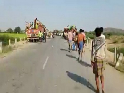 Covid-19 lockdown: Over 3,000 migrant labourers stranded in Andhra Pradesh | Covid-19 lockdown: Over 3,000 migrant labourers stranded in Andhra Pradesh