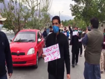 Journalists protest against police barbarity in Gilgit amid COVID-19 outbreak | Journalists protest against police barbarity in Gilgit amid COVID-19 outbreak