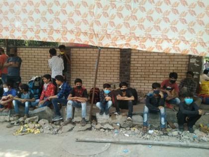 Migrant labourers in Delhi face problems due to lack of awareness about online registration system | Migrant labourers in Delhi face problems due to lack of awareness about online registration system