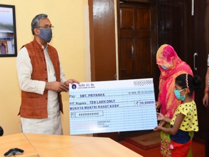 Uttarakhand CM gives Rs 10 lakh as ex gratia to constable's wife, who passed away on COVID-19 duty | Uttarakhand CM gives Rs 10 lakh as ex gratia to constable's wife, who passed away on COVID-19 duty
