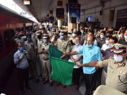 1.22 lakh migrant workers transported on trains from Telangana to their native places: State Chief Secretary | 1.22 lakh migrant workers transported on trains from Telangana to their native places: State Chief Secretary